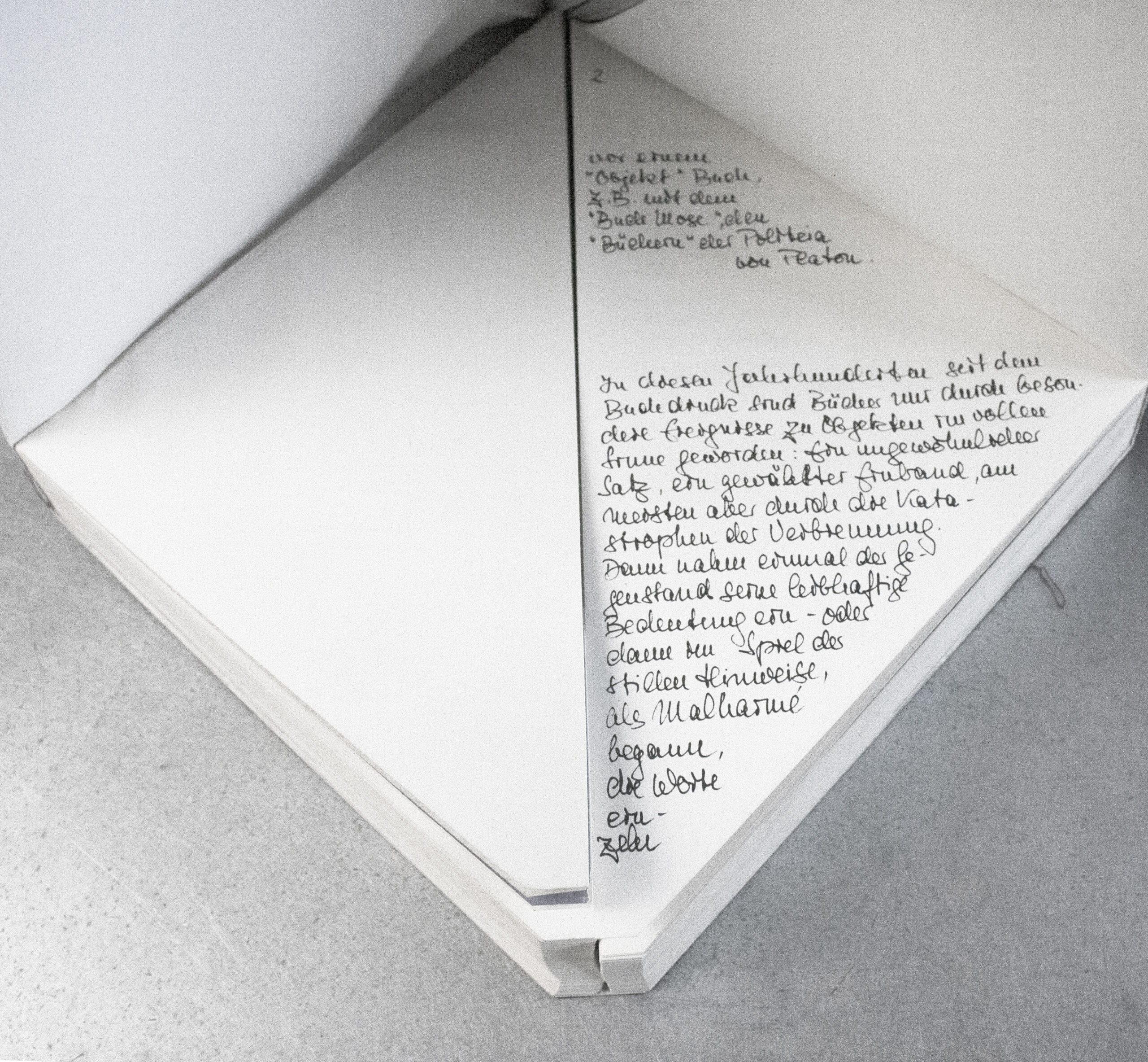 Hafner und Havekost. Hinweise für den Buchbinder. Book edition (1/100) 18,5 cm x 18,5 cm. Simply found it in “zu verschenken” box in an Alt-Treptow street in August 2021. This edition is not a random one even if was the ﬁrst piece randomly acquired. The edition is build to contain in an extravagant 1070 pages diagonal cross binding ( indeed it i really complicated to describe it), a catalogation and short description of 1000 circa art edition books by artists as work of art.